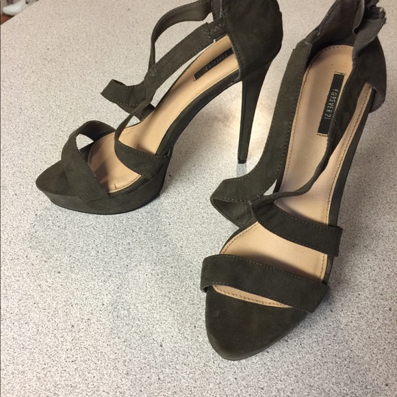 Heels - Picture 2 of 3